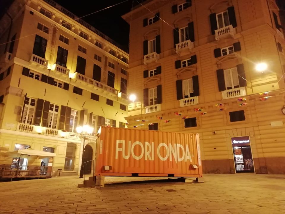 Evento culturale - secret concert con musicisti in esibizione e allestimento scenico